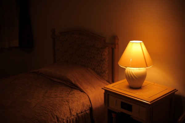 ベッドと灯りイメージ_02
